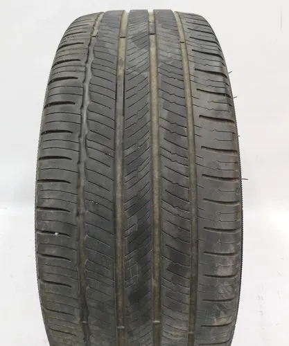 1234215-00-Aタイヤ235 / 45R18 98W A / Sテスラモデル3のミシュランプライマシーMXM4。これらは有名なブランドのブランドタイヤであり、米国で人気のある電気自動車に好まれています。製造元は、電気自動車の安全で快適な操作を保証できるオリジナルのテスラスペアパーツのみを使用することを推奨しています。MICHELIN PRIMACY MXM4タイヤ、235 / 45R18 98W A / Sは、優れた耐久性と長い耐用年数を備えています。テスラモデル3に取り付けるように設計されていま