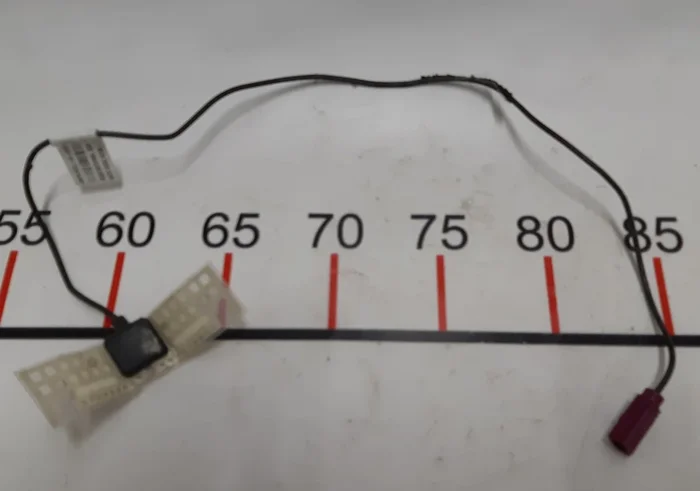 Антена GSM Tesla Model S 1004795-00-C