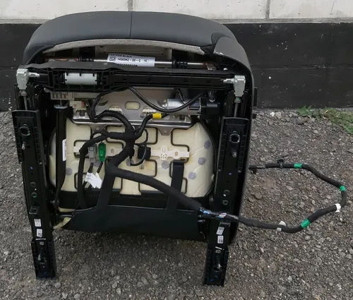 驾驶员座椅 PREM PUR BLK 不带安全带预紧器、调节装置 Tesla 型号 3 7654322-01-B
