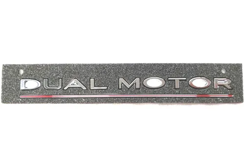 Емблема "DUAL MOTOR" silver-red кришки багажника Tesla all models 1484849-00-A