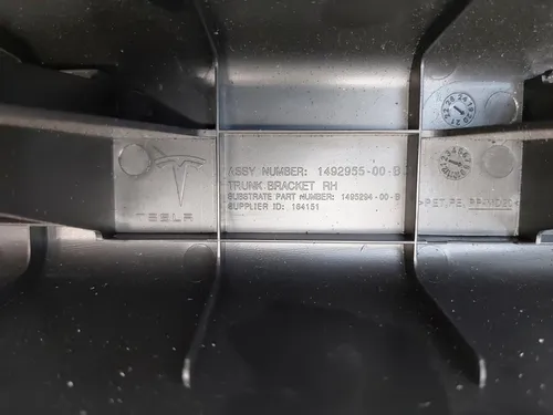 트림이 박리된 오른쪽 트렁크 바닥 브래킷 Tesla Model Y 1492955-00-C