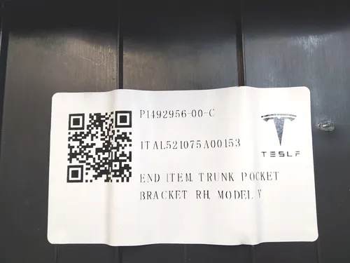 Soporte con embellecedor de maletero derecho Tesla Model Y 1492956-00-C