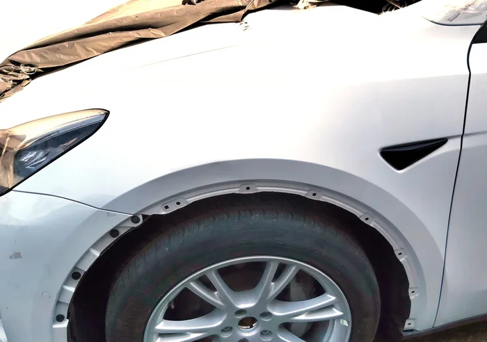 Přední levý blatník s poškozením PPSW Tesla model Y 1493451-11-A