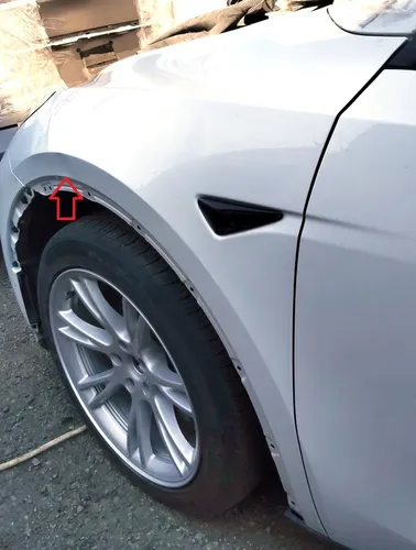 Přední levý blatník s poškozením PPSW Tesla model Y 1493451-11-A