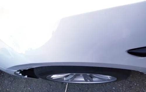 Přední levý blatník s poškozením PPSW Tesla model Y 1493451-11-A