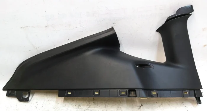 C-stolpe bältesdyna C vänster skadad Tesla modell Y 1494608-79-A