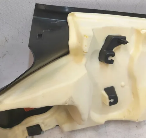 C-stolpe bältesdyna C vänster skadad Tesla modell Y 1494608-79-A