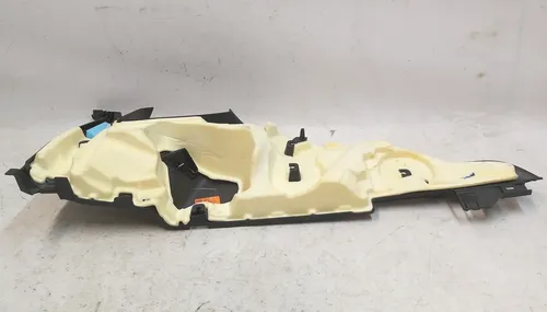 C-stolpe bältesdyna C vänster skadad Tesla modell Y 1494608-79-A