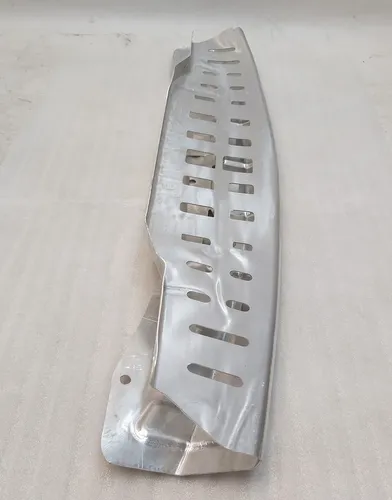 Wzmacniacz górnego panelu przedniego Tesla Model Y 1495093-00-B