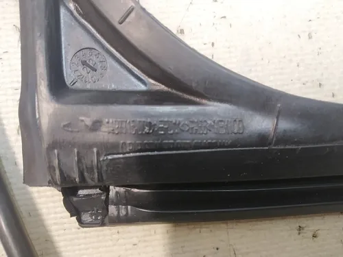Gumové těsnění zadního levého křídla (poškození) Tesla Model Y 1673553-00-B