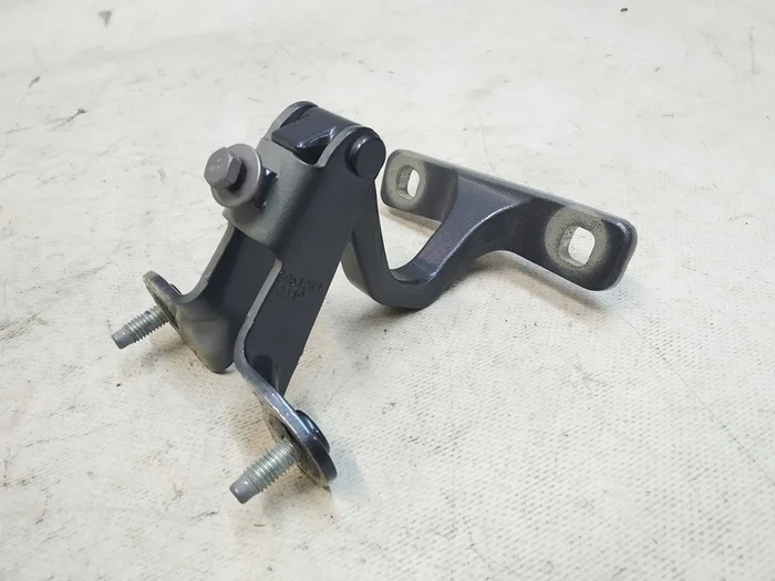 Петля кріплення кришки багажника (ляди) права PMNG Tesla model Y 1500495-00-A