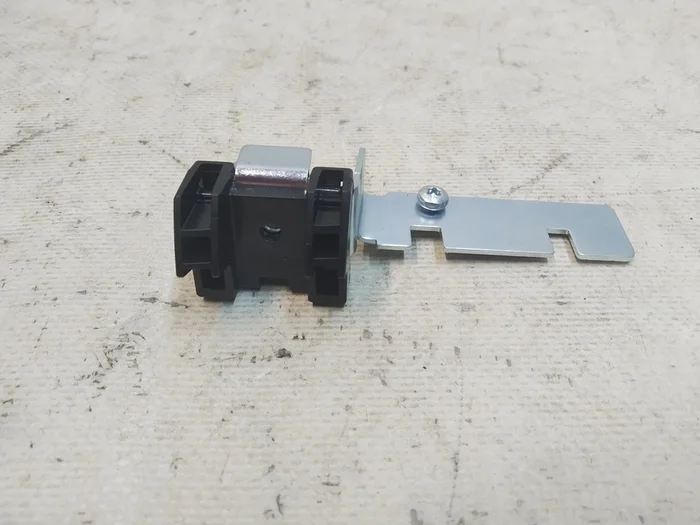 Garderobskrokfäste med bakgrundsbelysning vänster Tesla modell Y 1515338-97-B