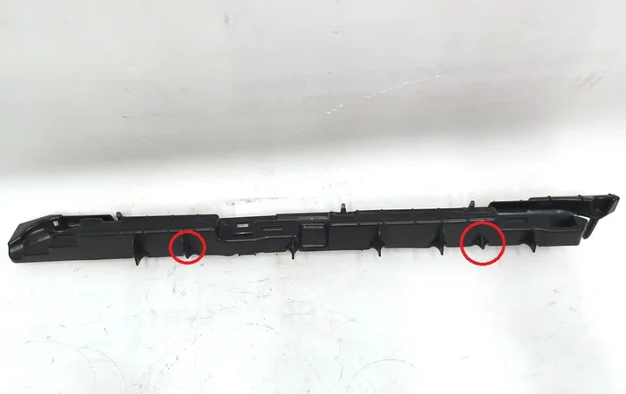 Проставка накладки порога переднього правого пластик Tesla model Y 1521705-00-C