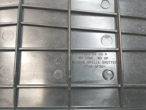 Флюгер правий люверси центральної Tesla Model 3 1559787-00-A