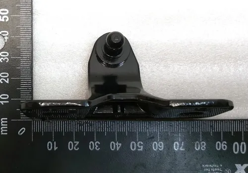 Beslaget på Hood Shock Absorber er øverste venstre Tesla Model 3, Jan 2024 1645975-00-B