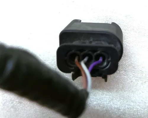 Konektor elektrického zapojení kompresoru vzduchového pérování Tesla model X 18010818 2072447-00-A 1027911-00