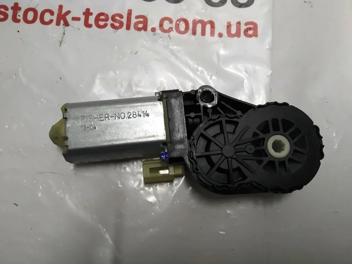 Електродвигун регулювання кута нахилу спинки пасажирського сидіння Tesla model S 1013121-03-B