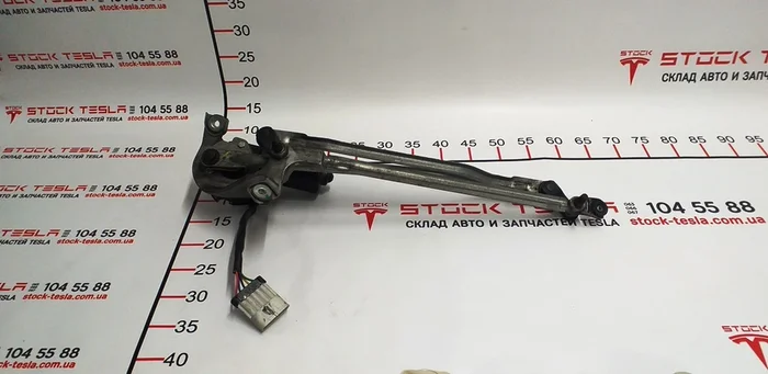 1 6005946-00-G Mecanismo limpiaparabrisas en un Tesla Model S. Un elemento especial responsable del funcionamiento de las partes móviles que limpian el vidrio de la suciedad y las gotas de lluvia. Todas las piezas de Tesla, incluido el artículo presentado