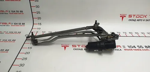 1 6005946-00-G Mecanismo limpiaparabrisas en un Tesla Model S. Un elemento especial responsable del funcionamiento de las partes móviles que limpian el vidrio de la suciedad y las gotas de lluvia. Todas las piezas de Tesla, incluido el artículo presentado