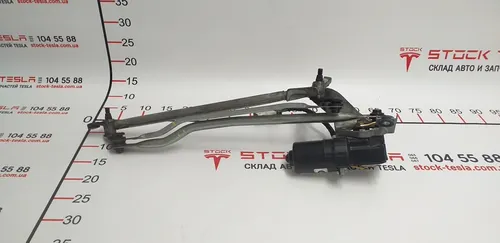 1 6005946-00-G Mecanismo limpiaparabrisas en un Tesla Model S. Un elemento especial responsable del funcionamiento de las partes móviles que limpian el vidrio de la suciedad y las gotas de lluvia. Todas las piezas de Tesla, incluido el artículo presentado
