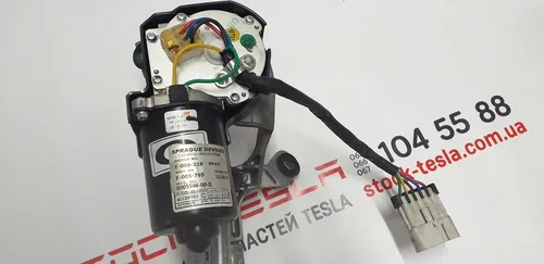 1 6005946-00-G Mecanismo limpiaparabrisas en un Tesla Model S. Un elemento especial responsable del funcionamiento de las partes móviles que limpian el vidrio de la suciedad y las gotas de lluvia. Todas las piezas de Tesla, incluido el artículo presentado