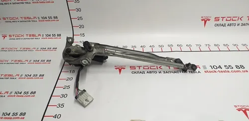 1 6005946-00-G Mecanismo limpiaparabrisas en un Tesla Model S. Un elemento especial responsable del funcionamiento de las partes móviles que limpian el vidrio de la suciedad y las gotas de lluvia. Todas las piezas de Tesla, incluido el artículo presentado