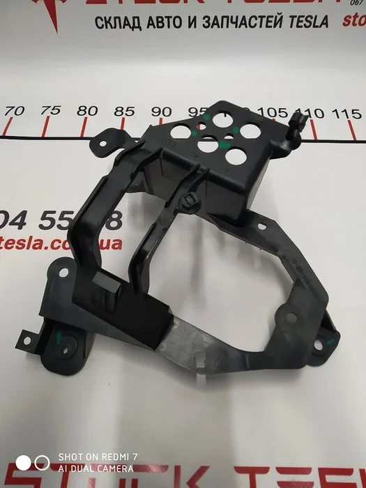 Držák kompresoru (plast) Tesla model S 6006404-00-C