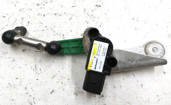 Sensor de nivel de suspensión neumática delantera izquierda con conjunto de soporte Tesla modelo S 6006514-00-B