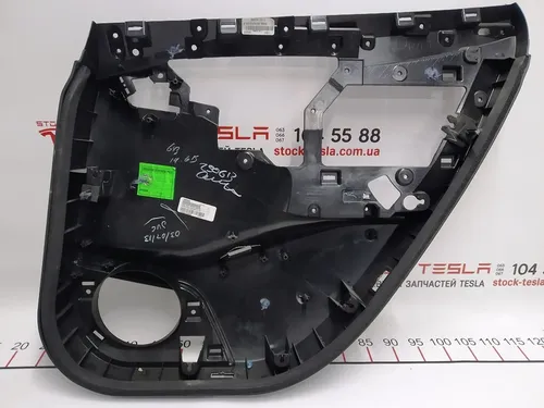 2 6007492-00 Scheda (scheletro) della portiera, posteriore sinistra, per una Tesla Model S. Questo è un prodotto originale dell'azienda produttrice, che ha una marcatura proprietaria del marchio automobilistico americano. Adatto per l'installazion